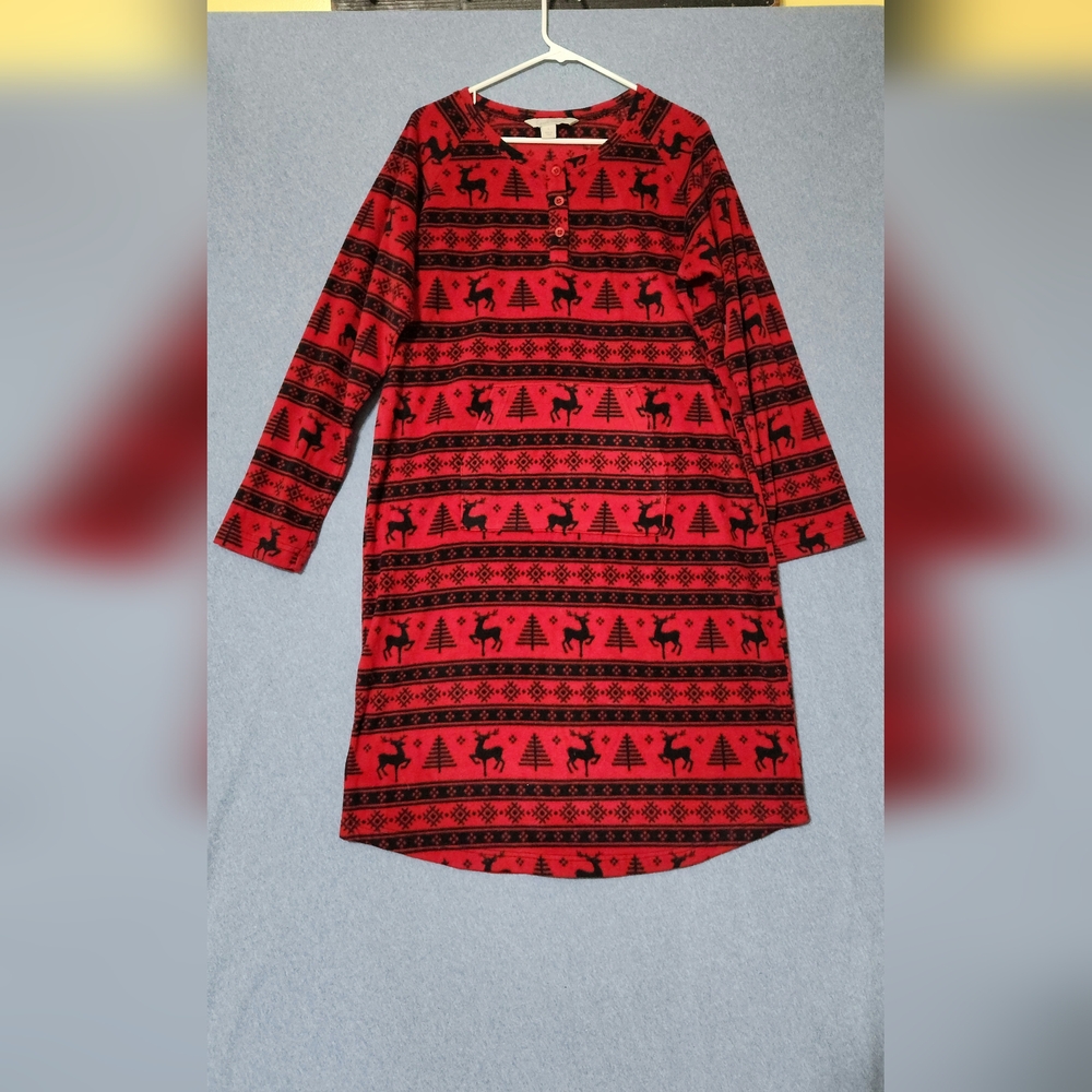 Guide Series red black reindeer long sleeved night gown. Size large